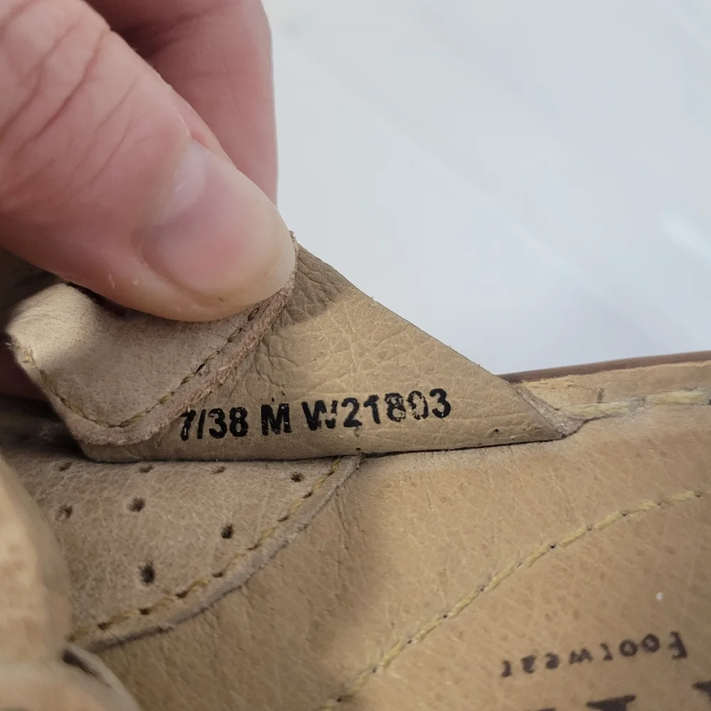 Womans Born Brown Leather Thong Flip flop Style W21803 Light brown Size 7/38 - Picture 8 of 9